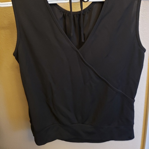 Cute, short tank top 💖 - Picture 3 of 3